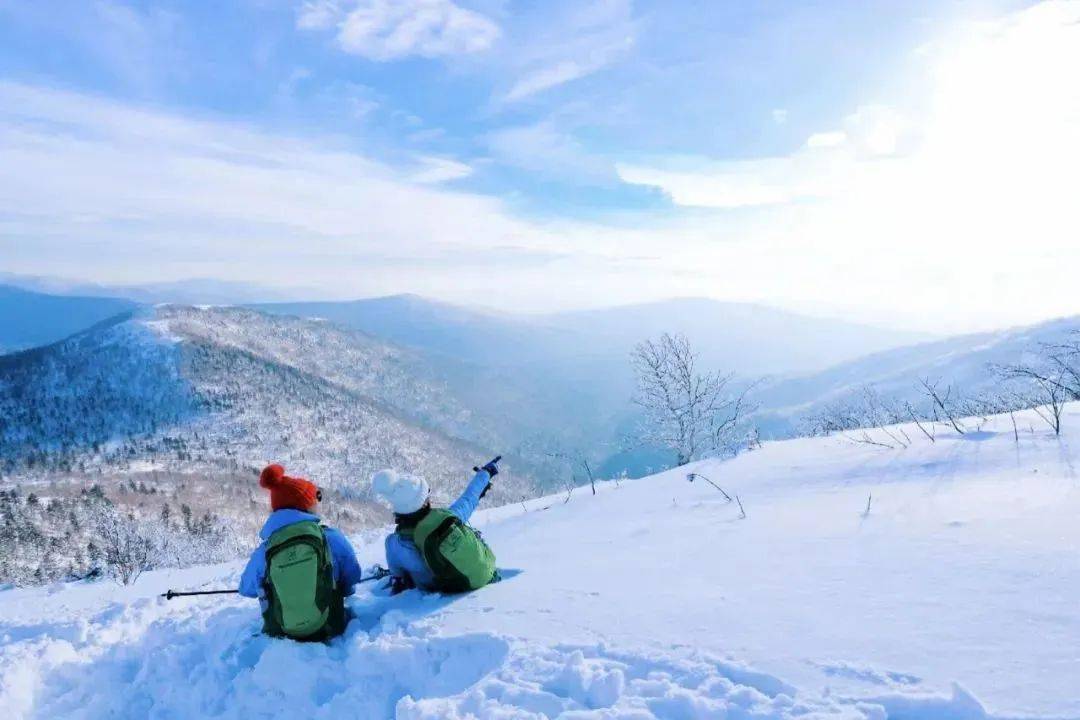 當白雪覆蓋大地,老白山變成了冰雪童話世界,藍天如碧水,山巒若荷葉