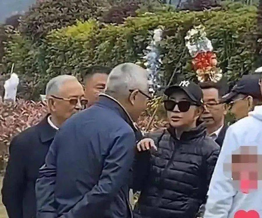 刘晓庆回老家选墓地,摘了假发不装嫩,一身老人打扮才是真实样!