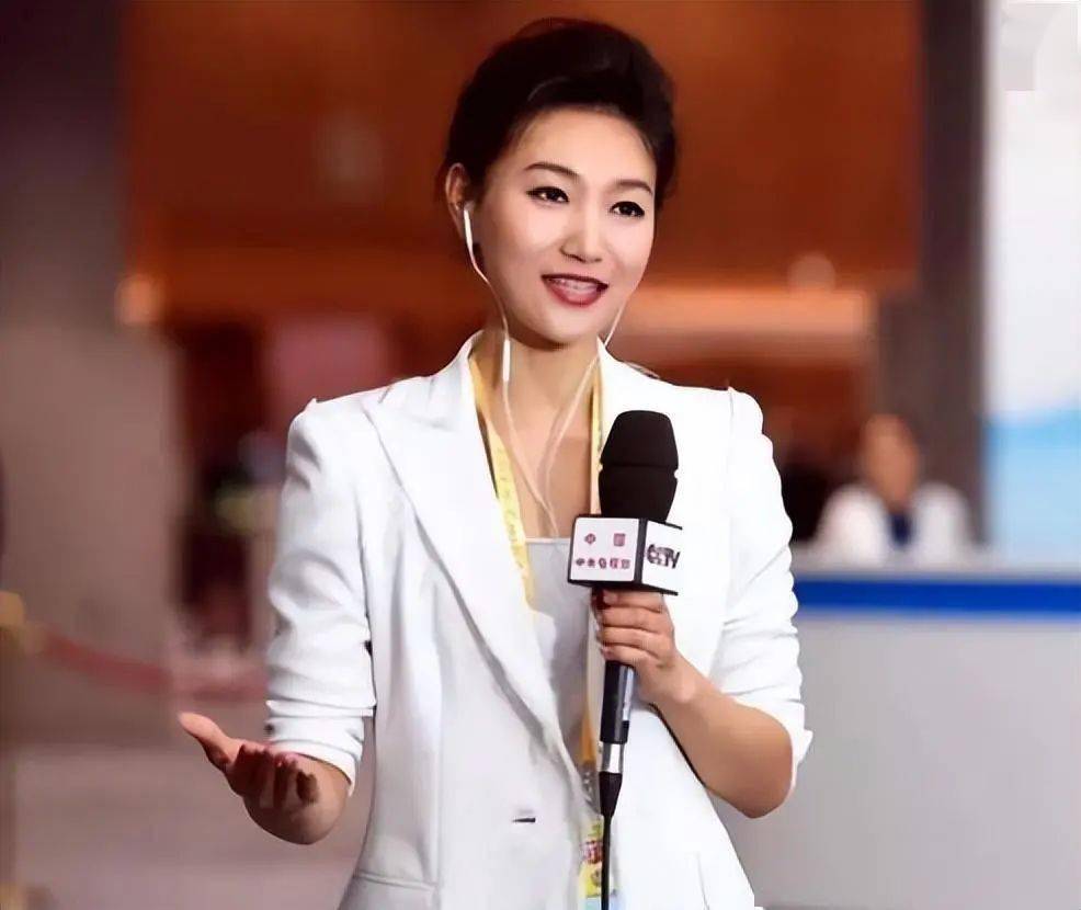 央视主持李梓萌:租房上班20年,戴假发出镜,真实面目让人惊讶_因为