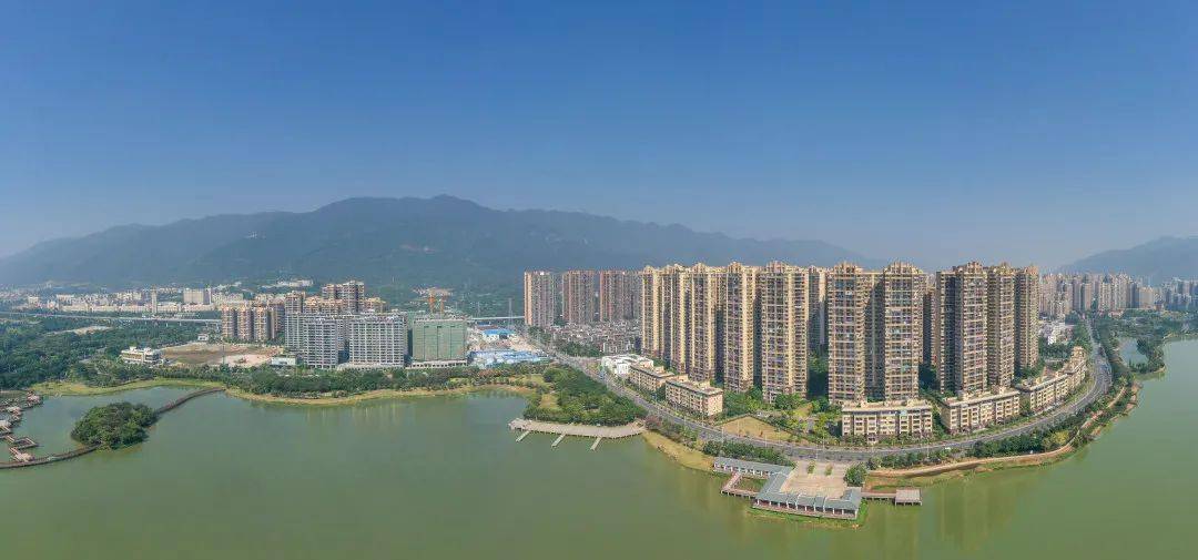 这里经过风景如画的东湖公园和向东到达石东路,仕贤路,在砚都大道折返