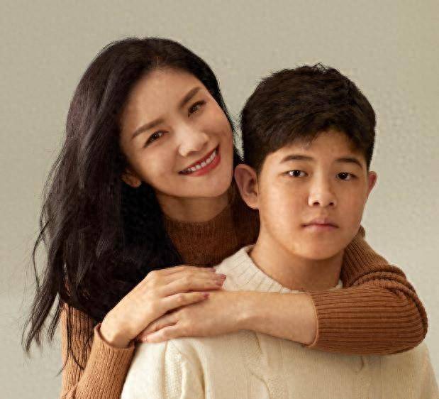 胡可携儿子拍大片,安吉瘦下来不再像宋仲基_画面_母子_时尚