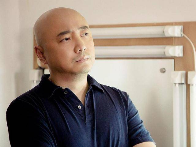 徐峥早期以其精湛的表演技巧,在电影和电视剧中塑造了许多深入人心的