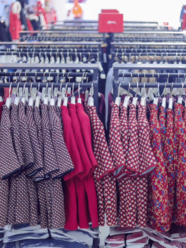 正巧,东大桥蓝岛大厦4层,5层,超5000平米场地,集合几十家知名羽绒服