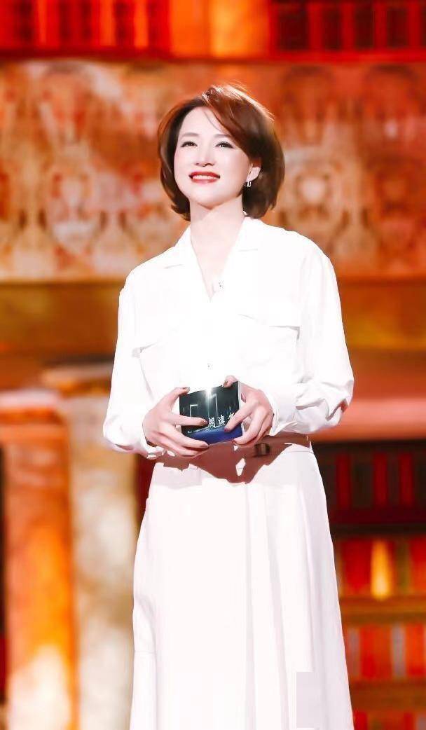 董卿亲身示范:不穿老年装,不烫老年头,50岁都没大妈感_体态_气质_中年
