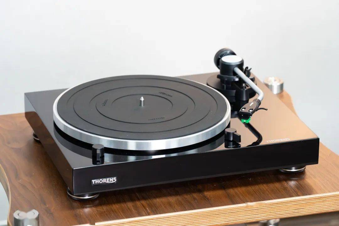 器材规格thorens td 204 黑胶唱盘型式:皮带驱动黑胶唱盘马达:dc 马达