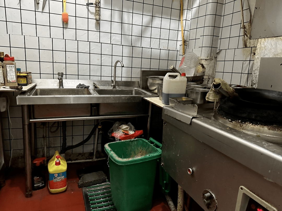 上榜理由:后厨脏乱,三防未到位,厨房垃圾桶敞开,未开展"文明餐桌"等