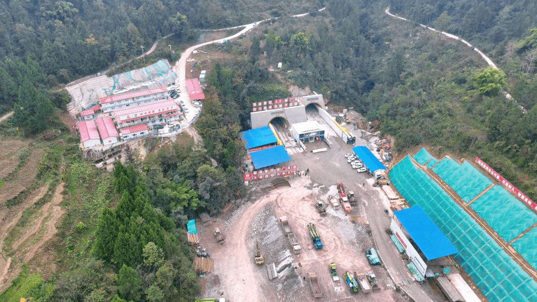 近日,在鎮廣高速通廣段(平昌境)項目建設現場,施工方緊盯工期目標