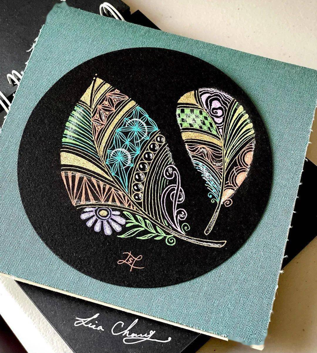 配色艳丽,动感十足的作品就完成了有色卡纸,牛皮纸,尺子等黑色针管笔