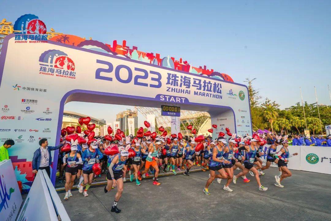 7:30,发令枪响,人潮欢呼着冲出拱门,奔赴这场山海之间的马拉松之旅!