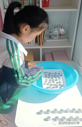 满意教育】龙山小学跨学科项目式成果展评系列活动之"纸船承重"_硬币