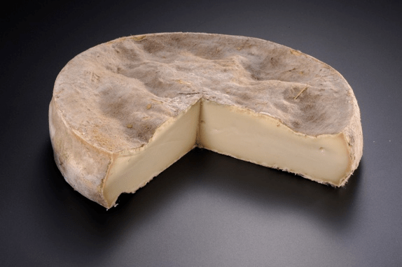 一道典型的瓦莱州菜肴,人们会把当地的拉可雷特芝士放在火堆上慢慢烤