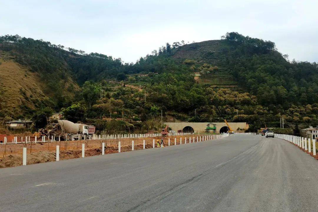 近日,记者在沿江高速会理鹿厂段看到,施工人员在操作压路机铺筑沥青