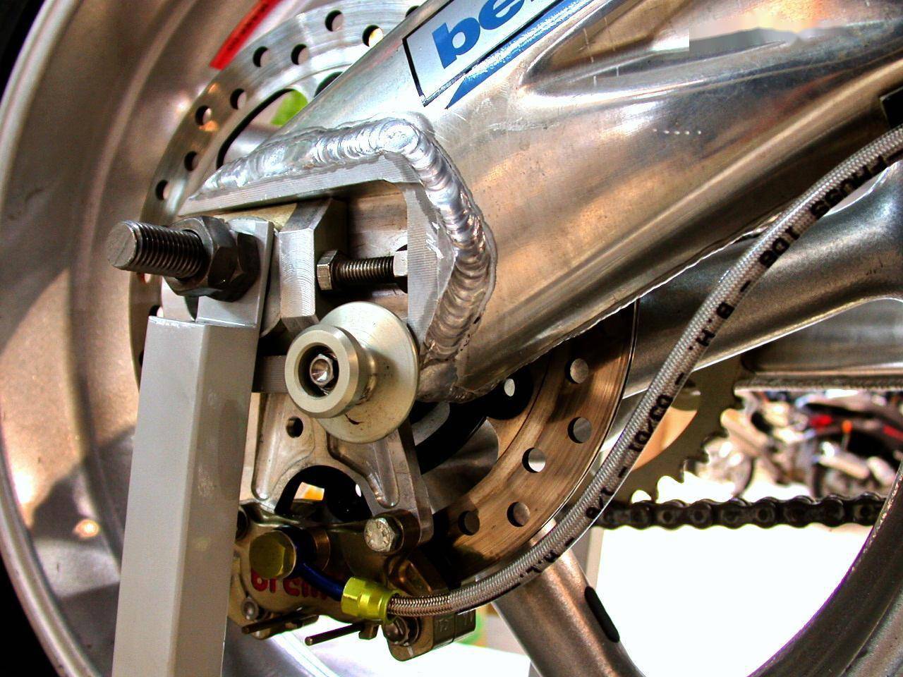 老照片:贝纳利 worldsbk 工厂赛车 tornado 900 龙卷风