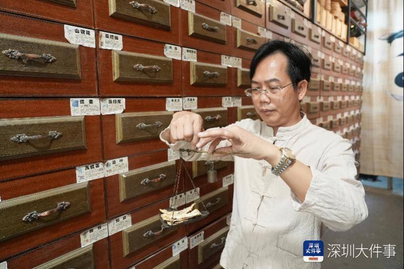 出身于中医世家,在耳濡目染的熏陶下,杨彬在幼年时就种下了传承中医的