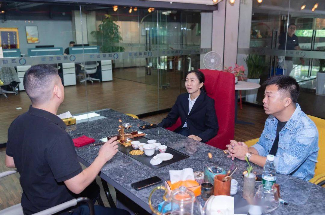 朱敏莉实地走访镇内牛仔服装企业▲镇领导郑军勇实地走访镇内牛仔服装