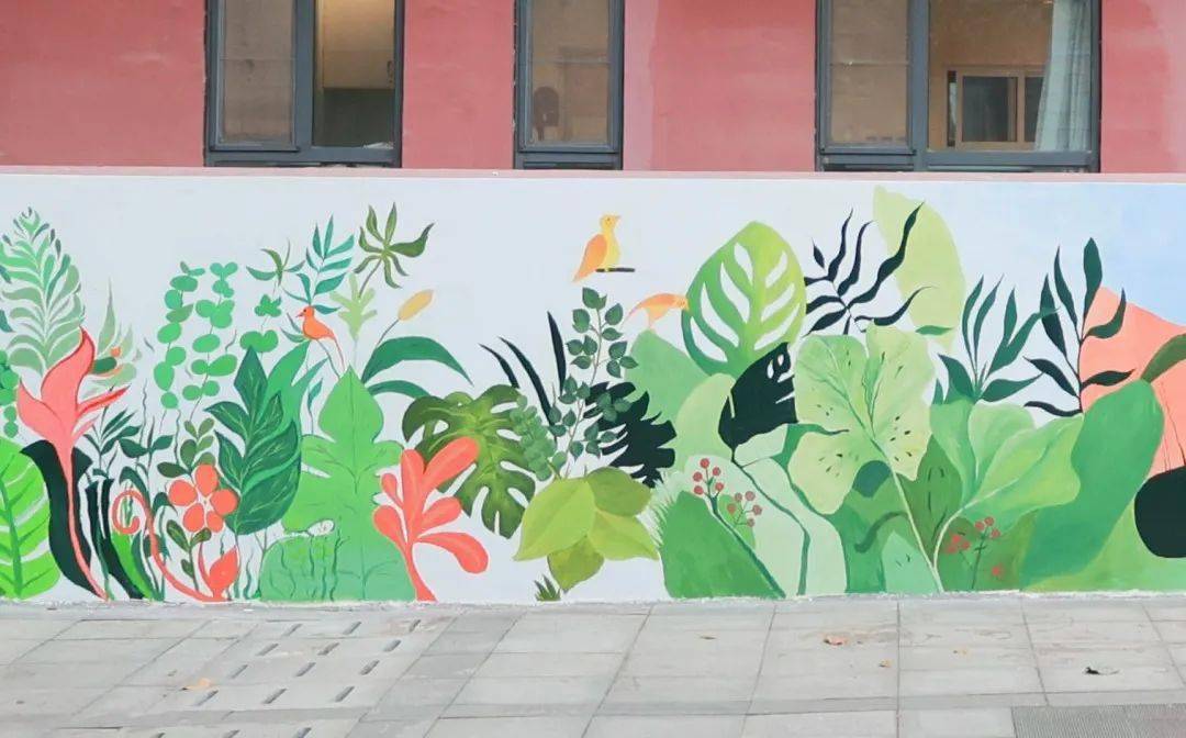 墙绘完成后,大学生文明督导岗,美术学院的青年学生邀请养老院的老人们