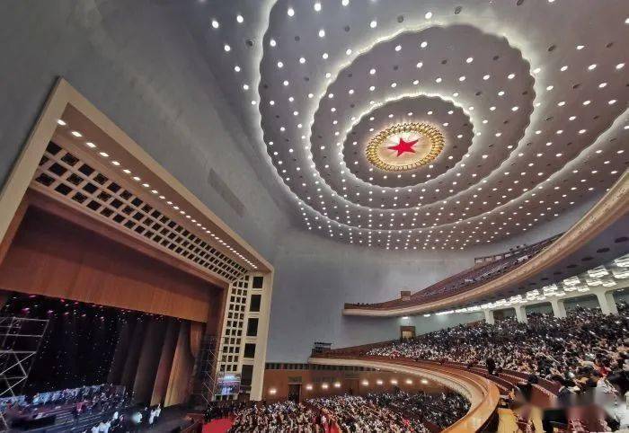 金色大厅和万人大礼堂是比较知名的,特别是万人大礼堂,由巨大红色