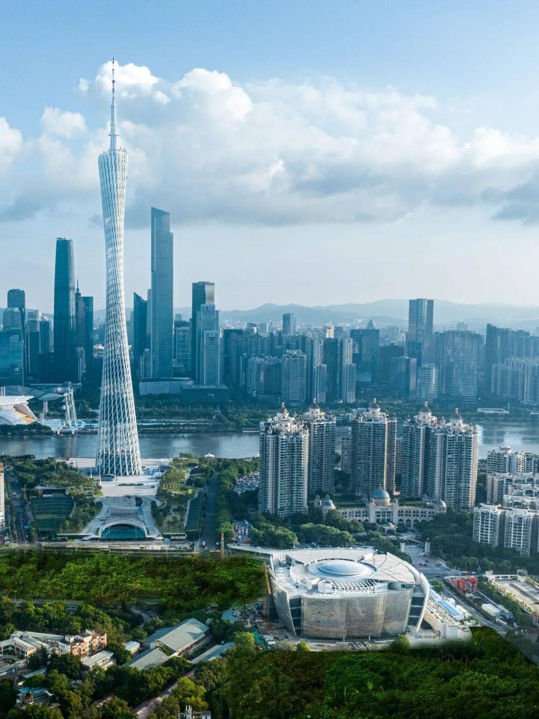 通体建筑以"水中盛放的英雄花"为主题,突显岭南风格和广州地域特色