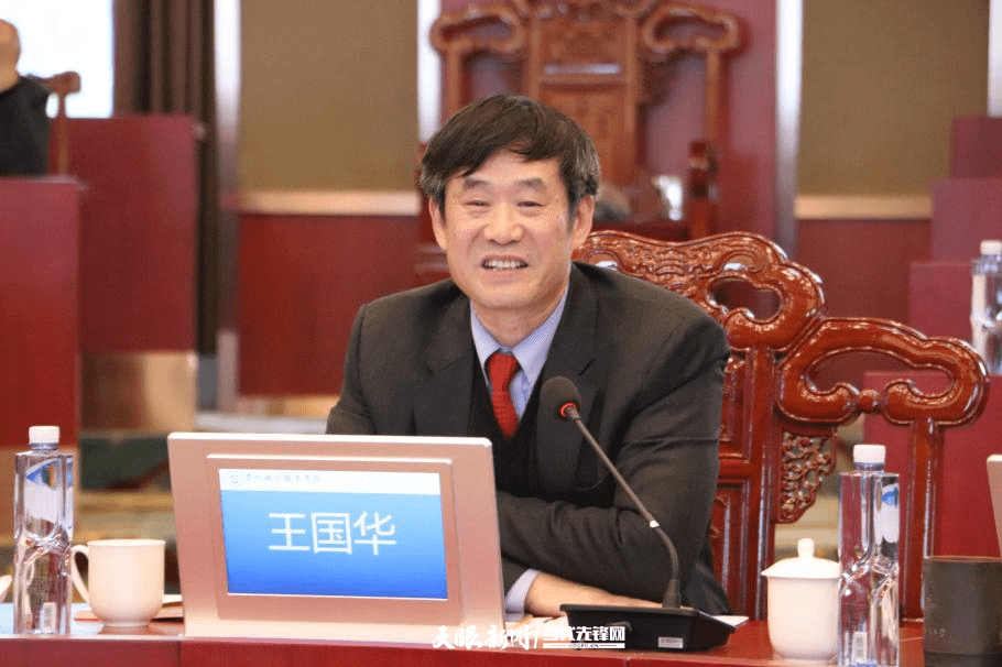 贵州城市职院校长王国华当天,与会的企业家代表们以其丰富的行业经验