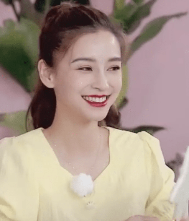 防止口红沾杯,杨颖涂口红时做了一个小动作,网友:精致女生都懂_时候