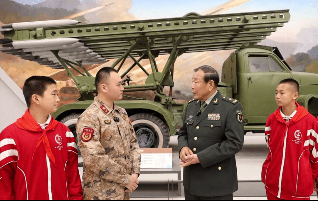 援朝老战士何林弟拿起95-1式自动步枪,爱不释手,转头递向身边的王金玉