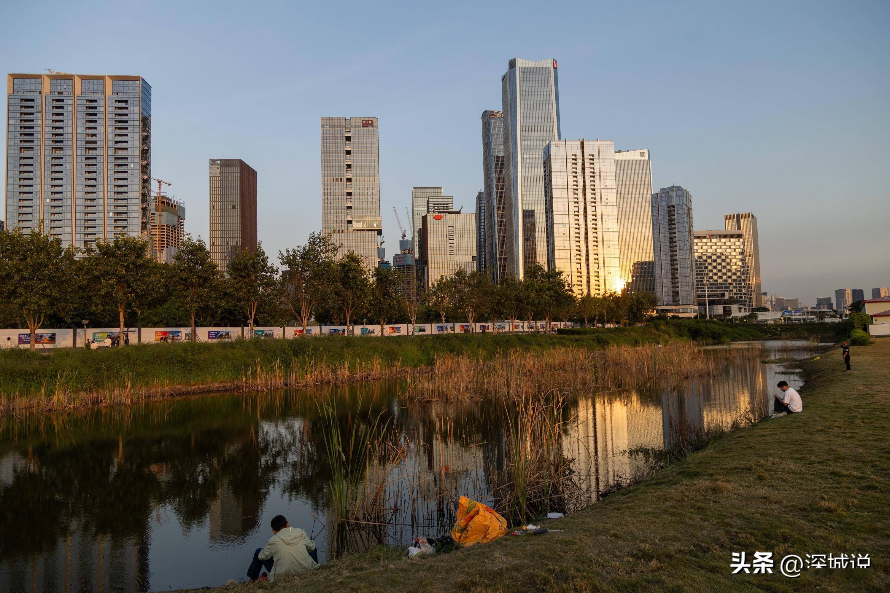 前海演艺公园是个看夕阳的好地方,不少婚纱照在这里取景