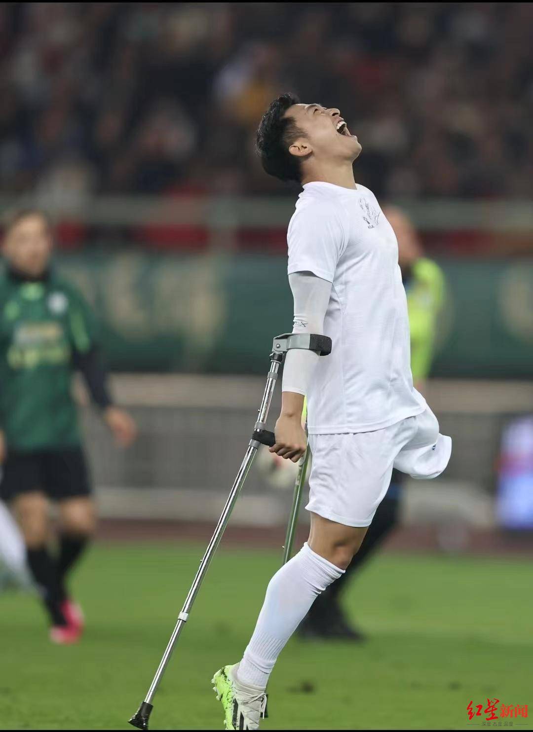 在卡卡,巴蒂,菲戈参加的比赛中,这位中国人拄着双拐,用独腿完成绝平!