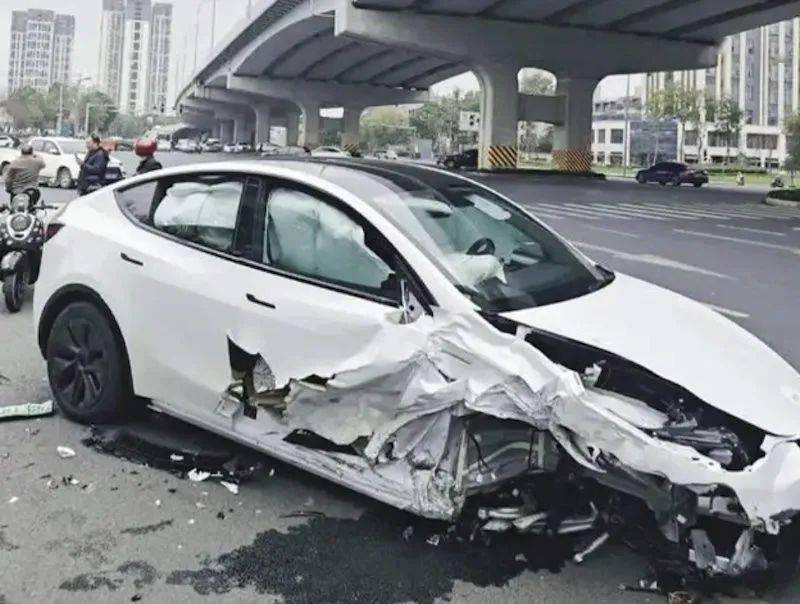 成都龙泉最新车祸图片