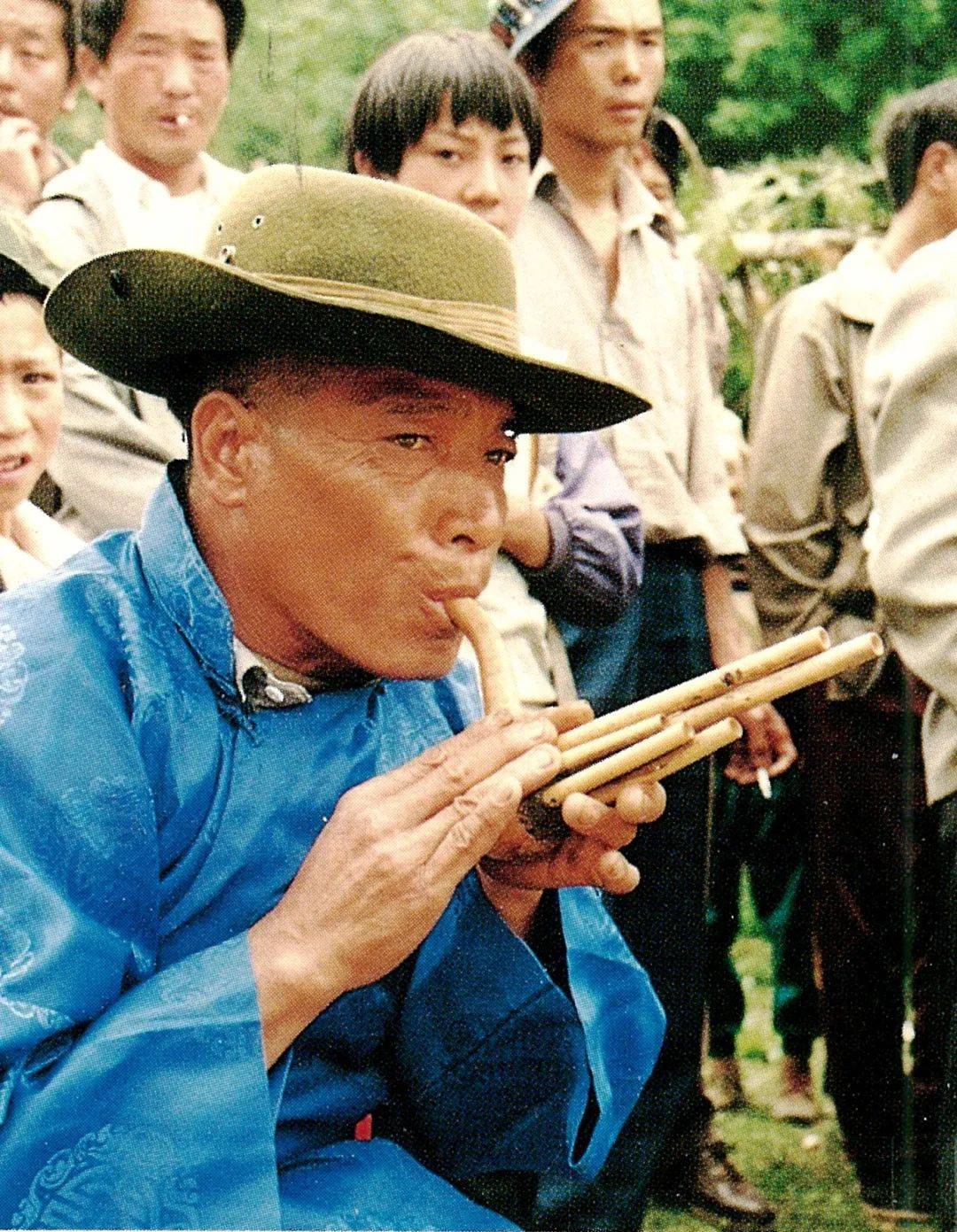 吹葫芦笙的普米族老人▲青年男女喜欢弹唱