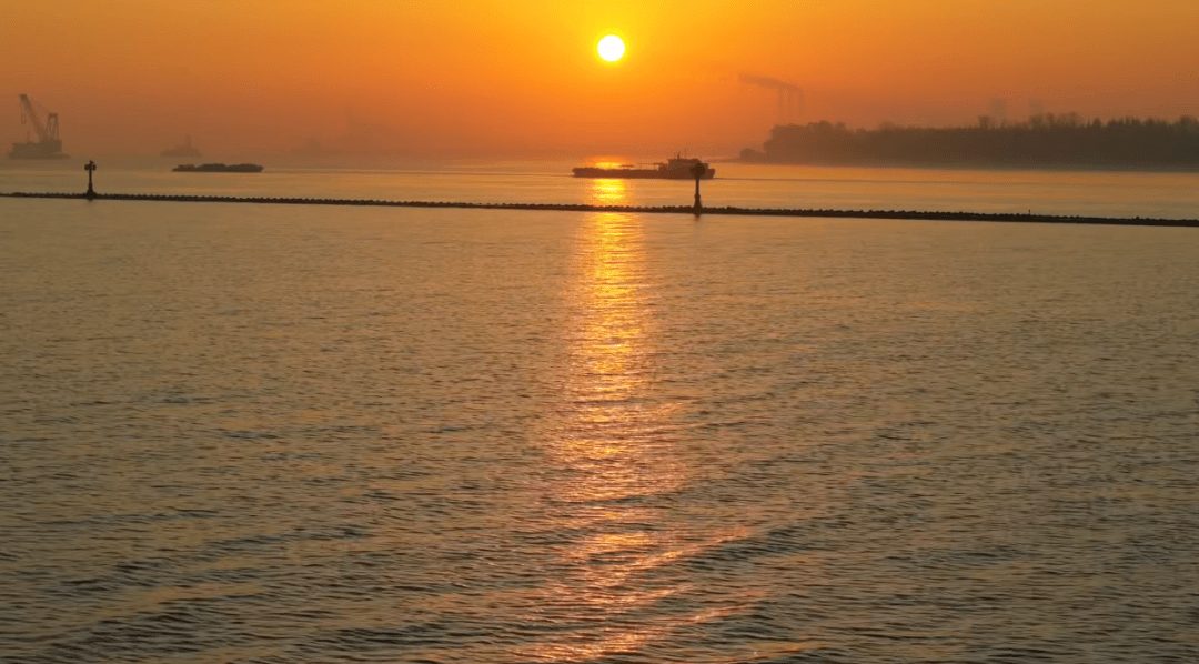 看太阳慢慢升起,微光穿破黎明,从第一缕红霞,到冉冉升起的