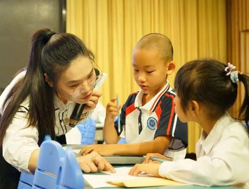 周晨老师围绕"小鸡吃食"的情境展开,首先通过不断变换小鸡吃食的数学