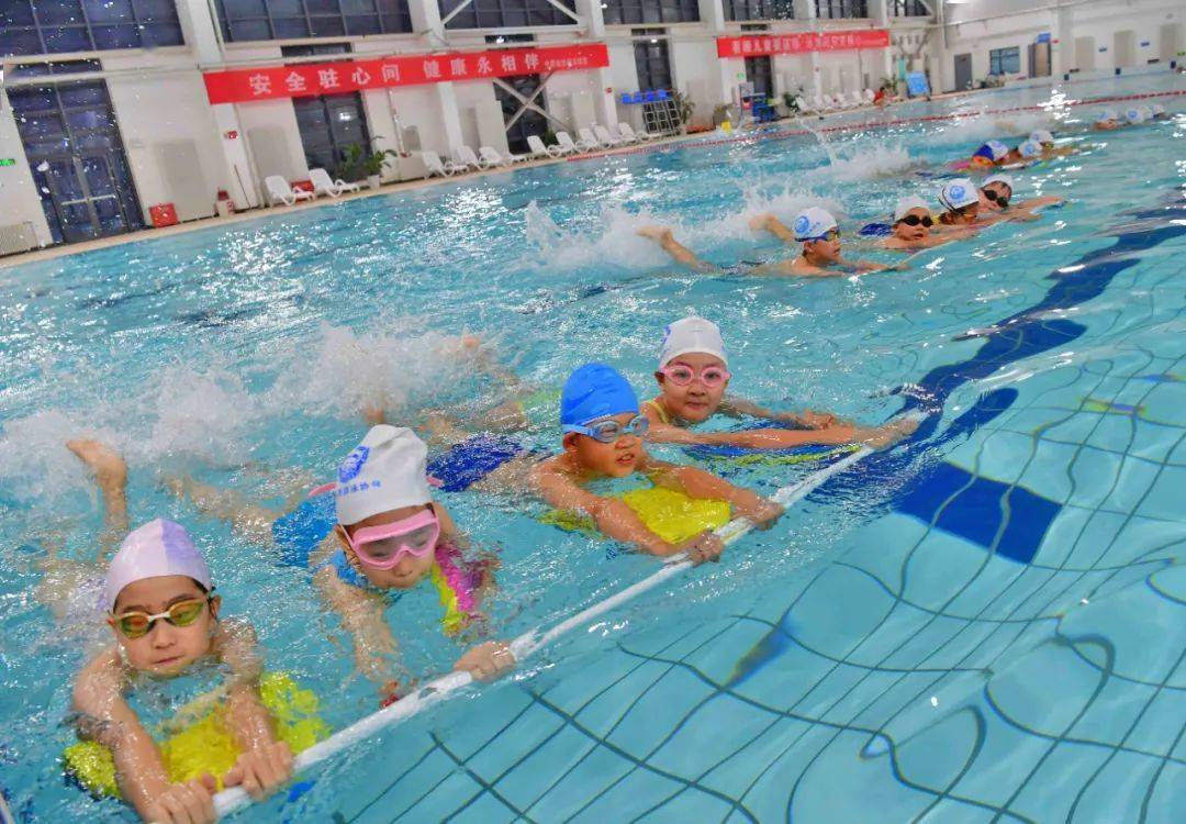 中原油田游泳馆举办少年游泳比赛_选手_泳池_参赛