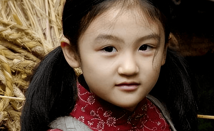 她6岁被成龙抱着上春晚,却因长相遭骂退圈出国,如今她长成这样_陆子艺