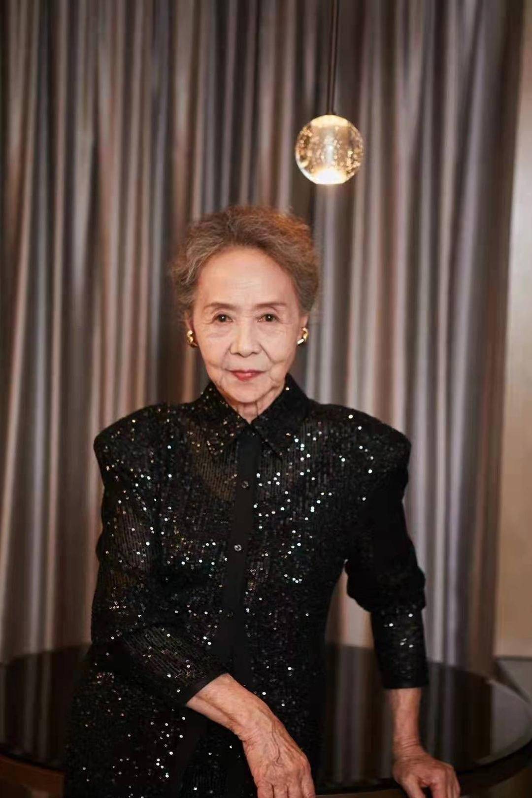 这才是85岁吴彦姝"不显老"的原因:不穿老年装,也不烫老年头!