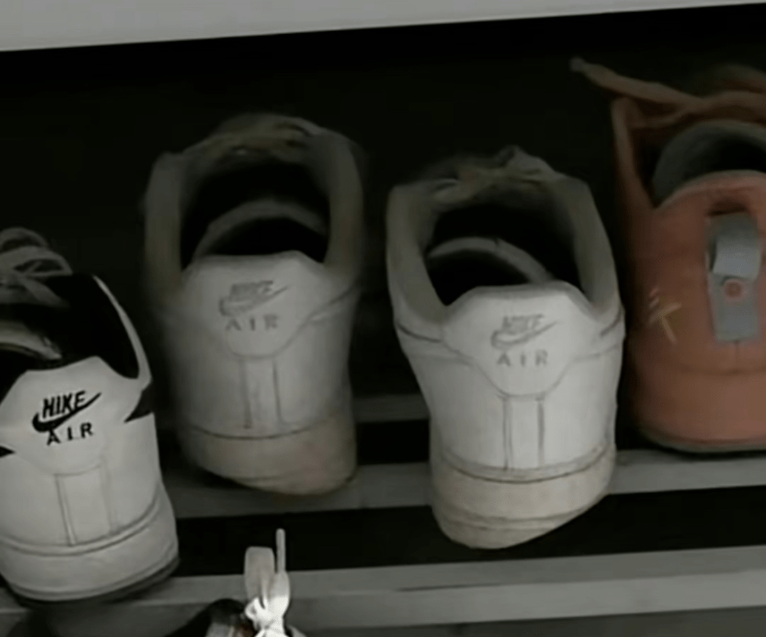 最近海底捞员工的腿和鞋子.