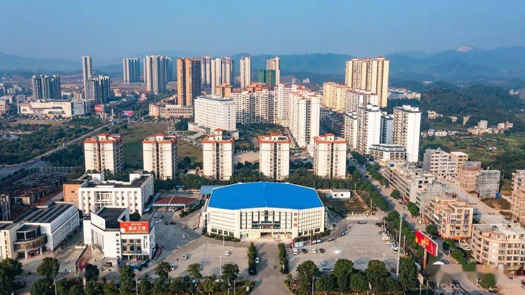 浦北县体育馆位于县城和谐路与217省道交叉口北100米,即是小江街道