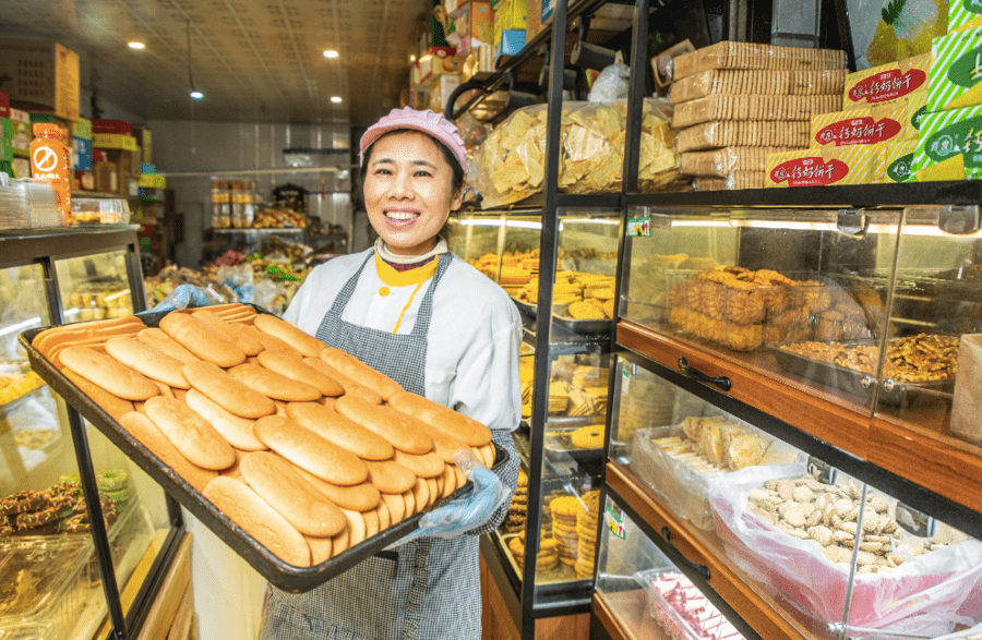 新五馬的老商戶:周春曉,經營千島湖西餅屋13年,訂購電話18764824840新