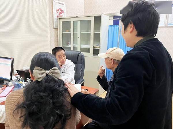 "全国名中医"冯五金坐诊重庆东大肛肠医院_患者_医疗_胃肠