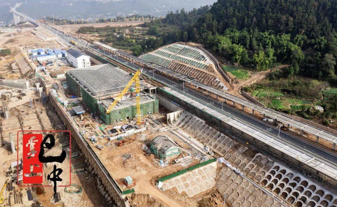 西接南充马鞍站,东连巴中东站,站房面积7000平方米,线侧式站型,为中间