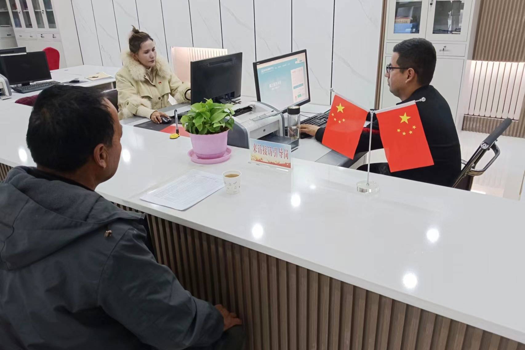 轮台县石榴籽服务站成为吸引群众的"强磁场"_月堂_村民_活动