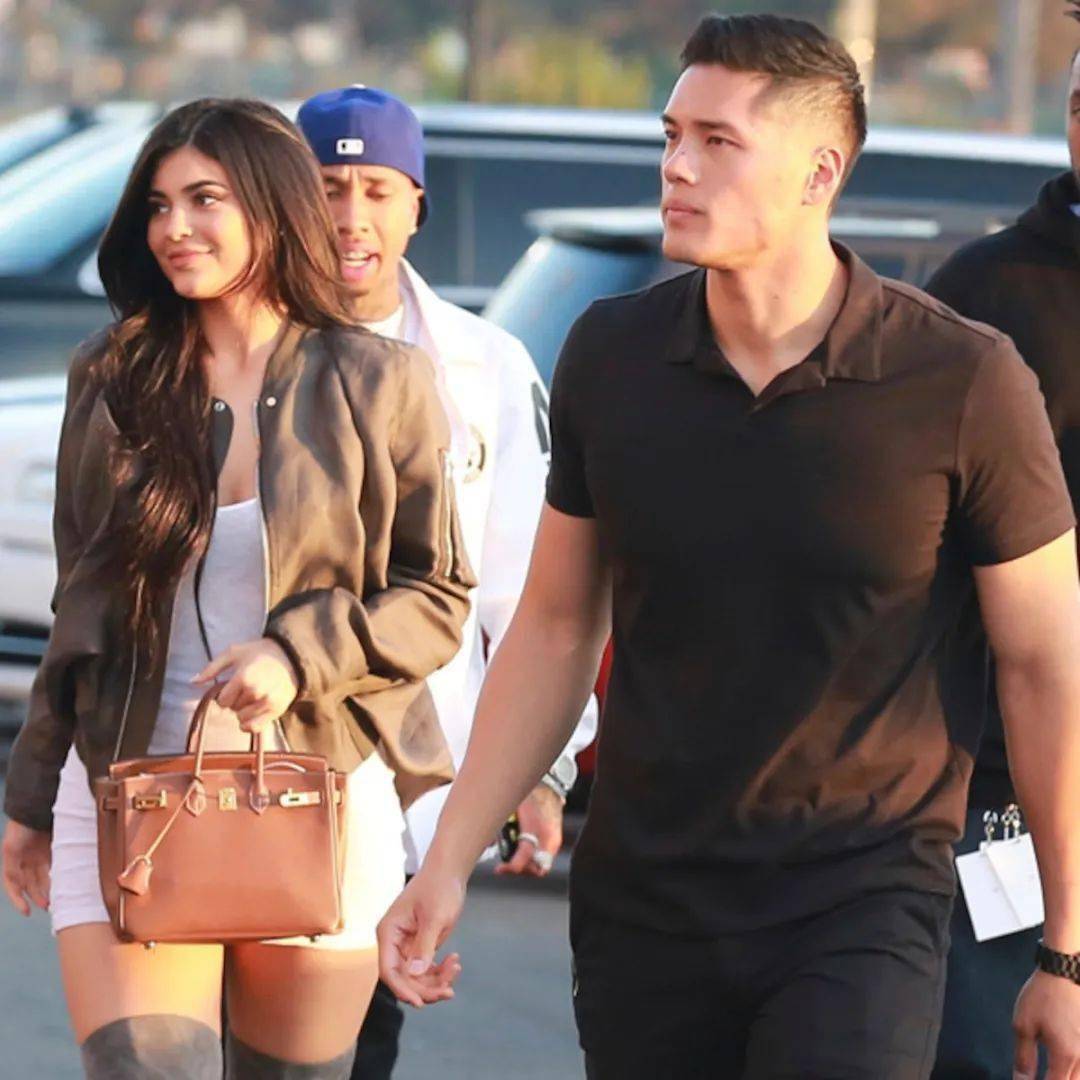 超帅亚裔保镖遭金小妹炒鱿鱼,因新生儿越看越像他.