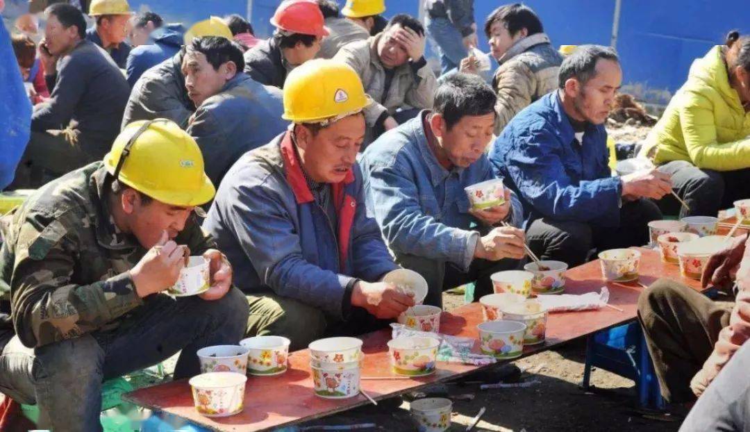 各国建筑工人午餐对比,差距确实有点大._大妈_社会_教堂