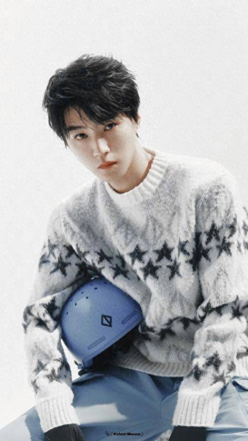 无论他去哪里,经纪人都会紧跟其后,即使是王俊凯的私人行程,经纪人也