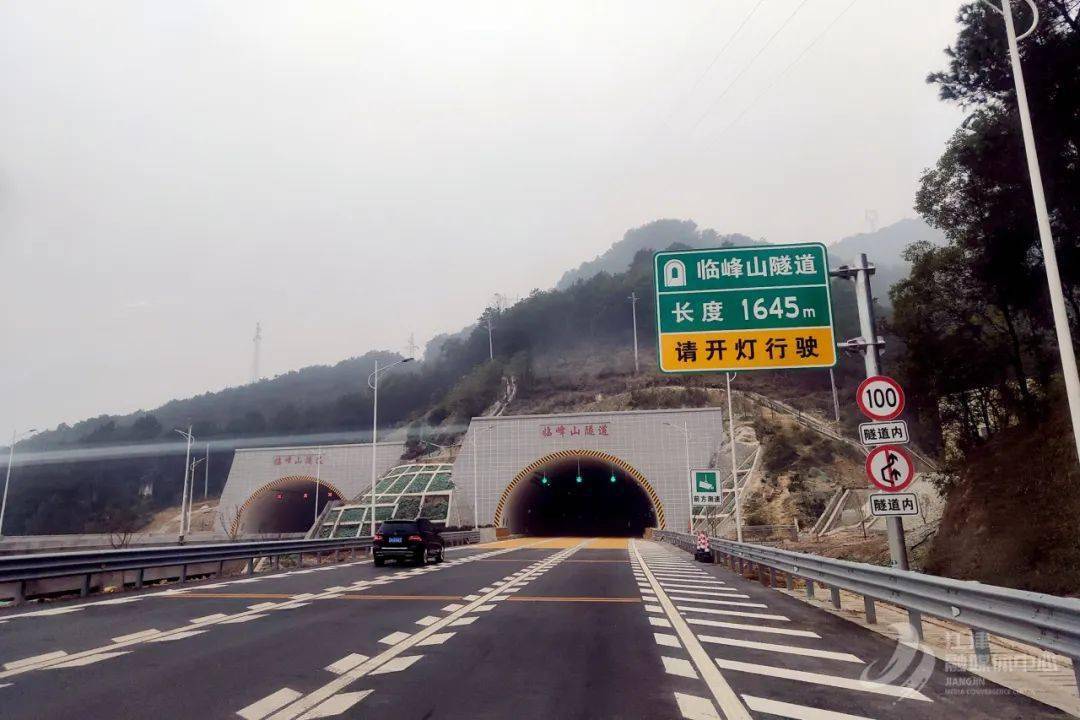 大型汽车(黄牌)限速100公里/小时,临峰山隧道限速100公里/小时,请广大