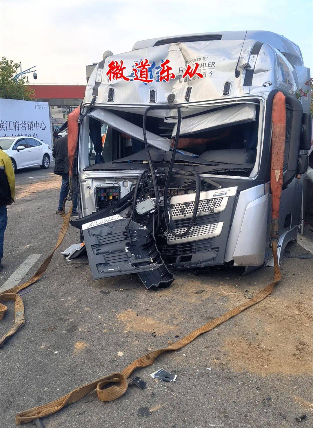 乐从大货车撞爆车头!_事故_街坊_隧道