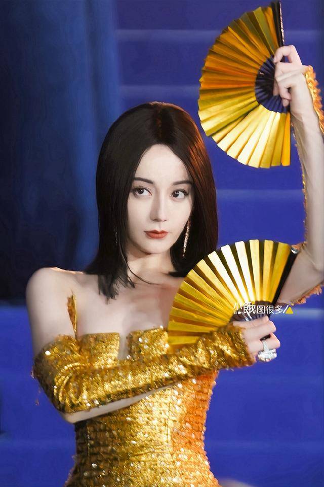 迪丽热巴在elle盛典上的造型被网友疯狂吐槽,她疑似更换造型师_形象