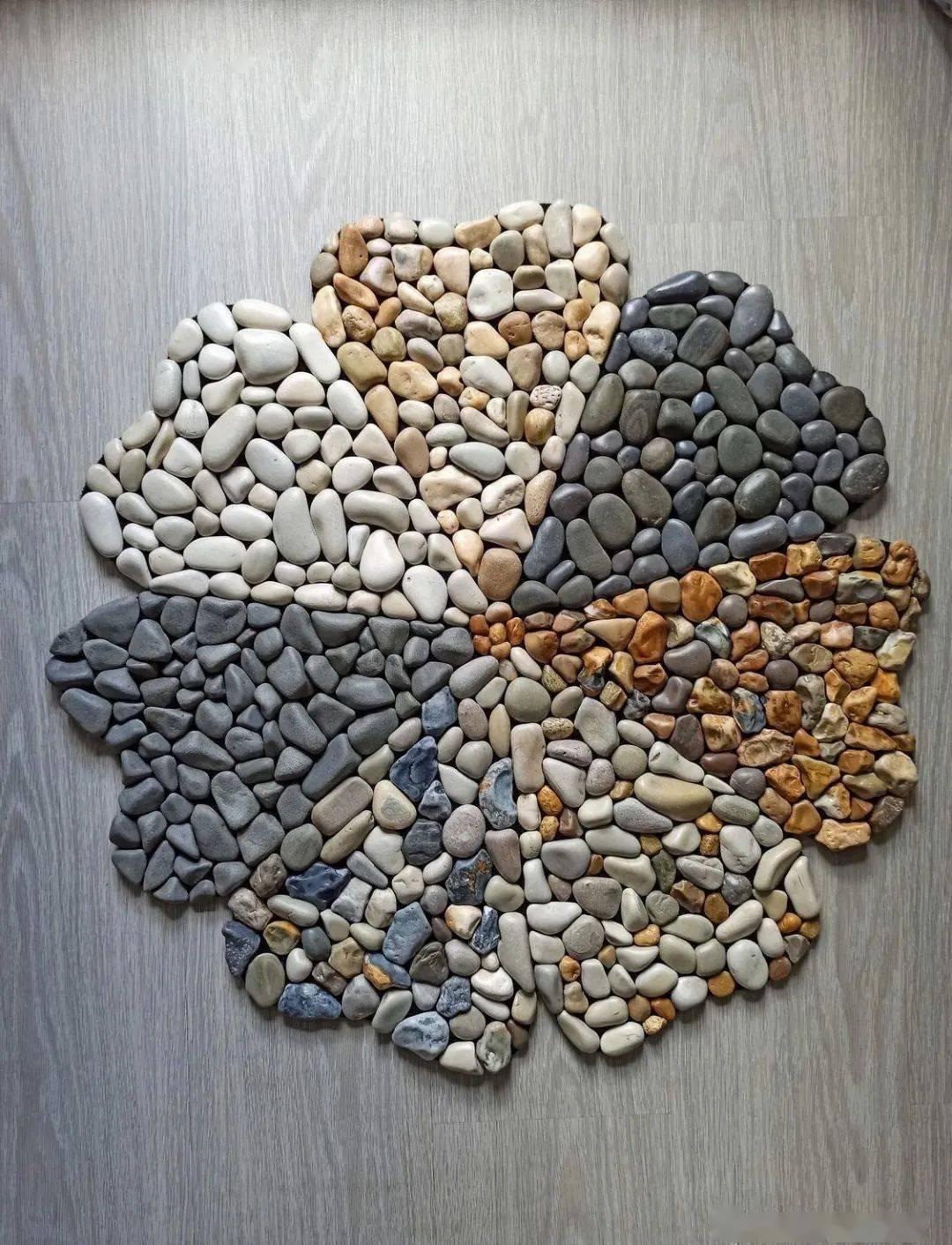 用小石头就能拼出一张,把不同颜色的小石头进行分类,像拼图一样拼出不