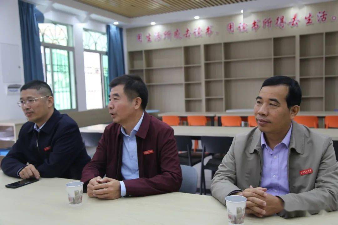 鹏峰中学校长刘长芃等学校领导,相关科室负责人及部分学科骨干教师