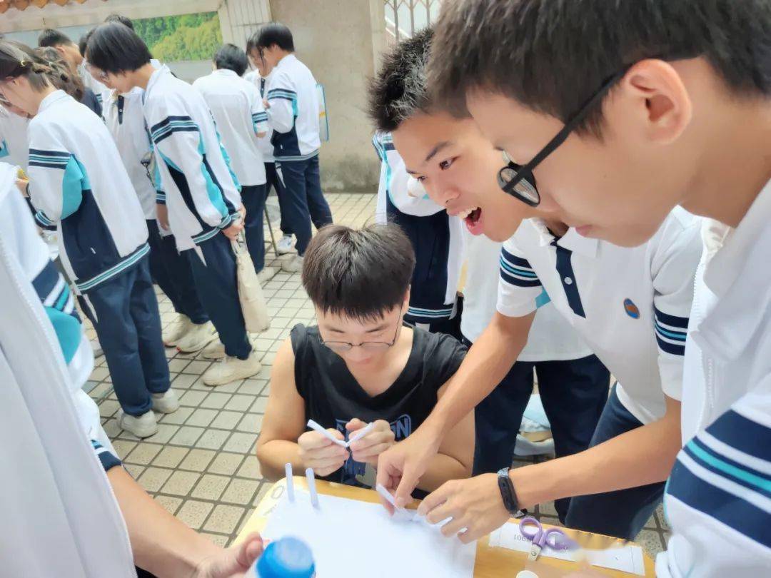 桥加重量纸桥承重比赛要求参赛者以4人为一组,a4纸用10张(由学校提供)