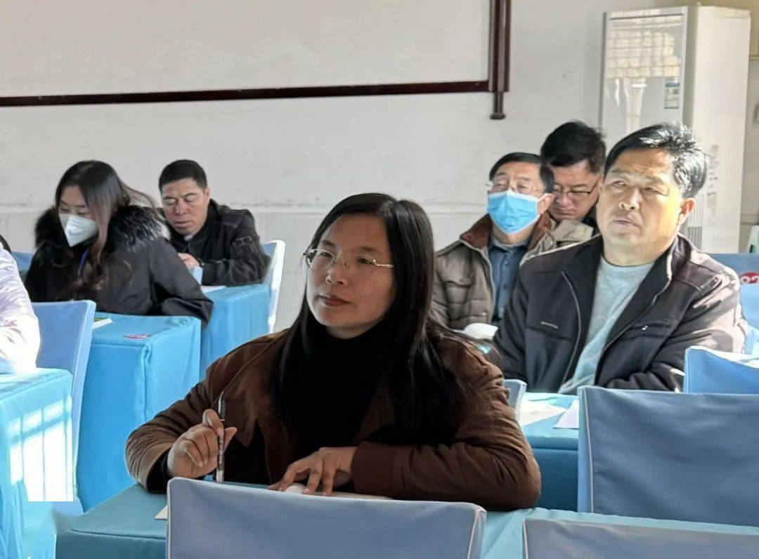 家长们到教室里与孩子们一起听了刘菲老师一堂精彩的语文课——《月光